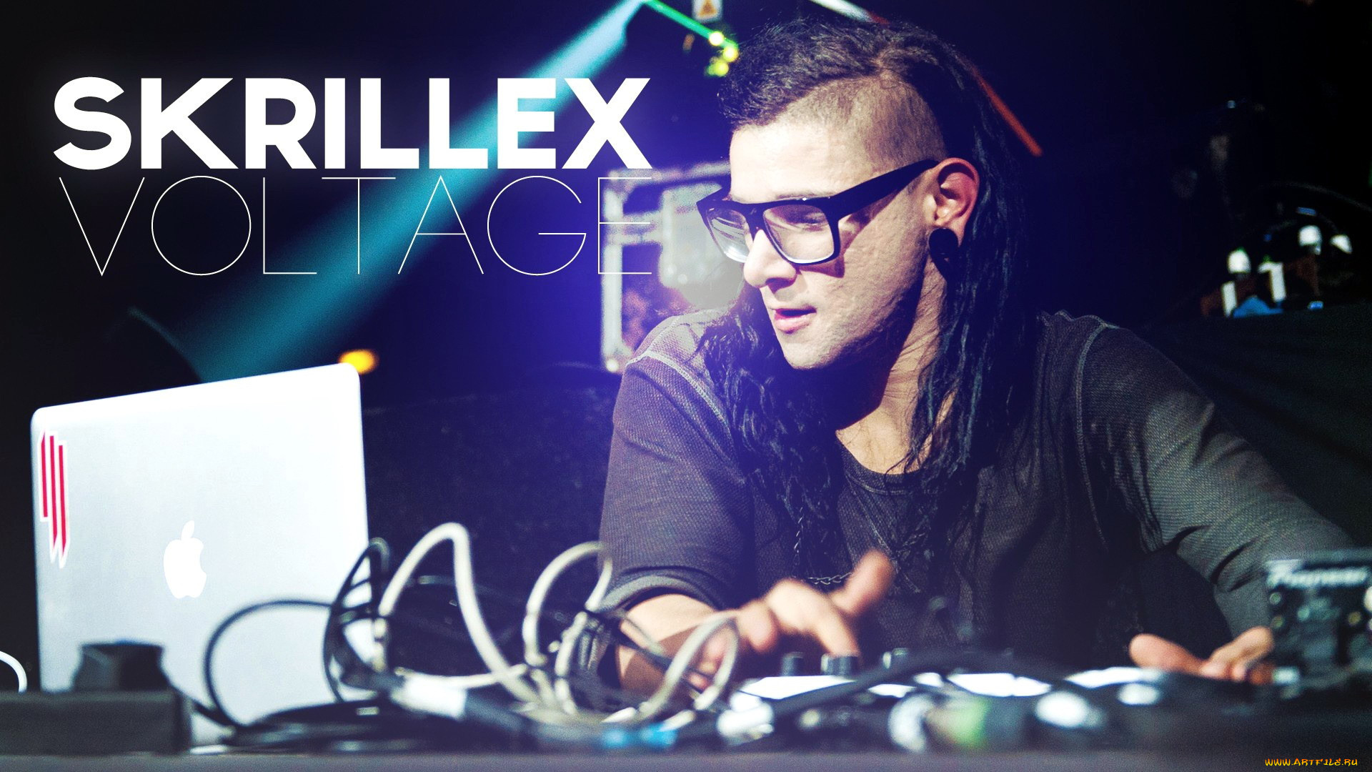 Обои Skrillex voltage Музыка Skrillex, обои для рабочего стола, фотографии  skrillex, voltage, музыка, dj, свет, очки, пульт Обои для рабочего стола,  скачать обои картинки заставки на рабочий стол.